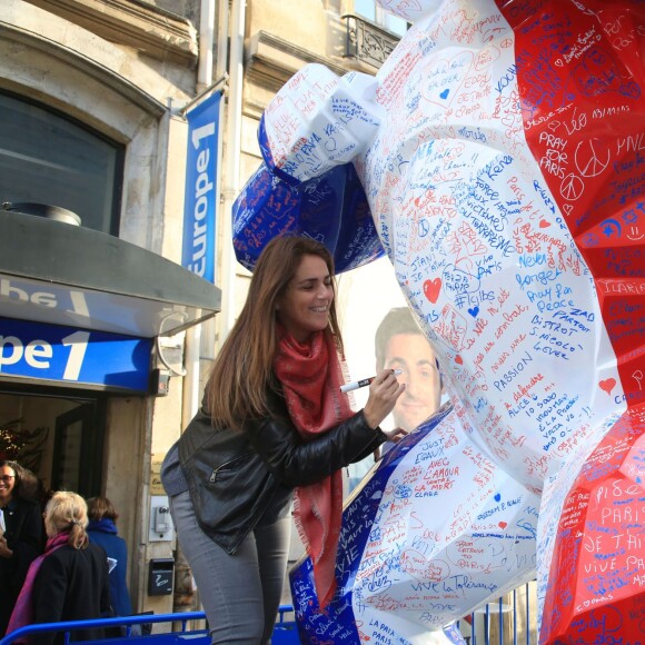 Exclusif - Valérie Bénaïm signe la sculpture Kong de l'artiste contemporain Richard Orlinski, le jeudi 17 décembre 2015, près des locaux d'Europe 1 à Paris, en signe de mobilisation après les attentats survenus le 13 novembre. © Céline Bonnarde