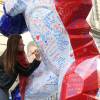 Exclusif - Valérie Bénaïm signe la sculpture Kong de l'artiste contemporain Richard Orlinski, le jeudi 17 décembre 2015, près des locaux d'Europe 1 à Paris, en signe de mobilisation après les attentats survenus le 13 novembre. © Céline Bonnarde