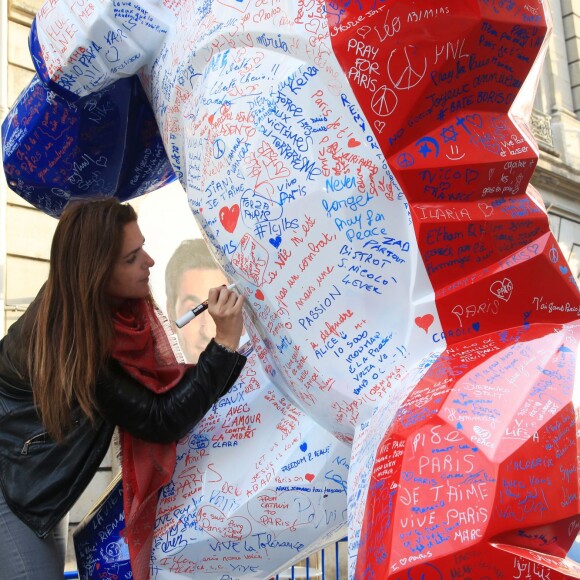 Exclusif - Valérie Bénaïm signe la sculpture Kong de l'artiste contemporain Richard Orlinski, le jeudi 17 décembre 2015, près des locaux d'Europe 1 à Paris, en signe de mobilisation après les attentats survenus le 13 novembre. © Céline Bonnarde