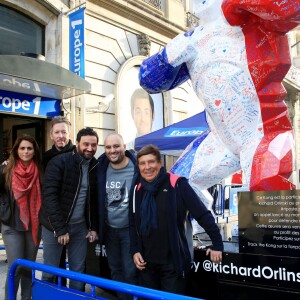 Exclusif - Valérie Bénaïm, Jean-Luc Lemoine, Cyril Hanouna, Jérôme Commandeur et Jean-Pierre Foucault signent la sculpture Kong de l'artiste contemporain Richard Orlinski, le jeudi 17 décembre 2015, près des locaux d'Europe 1 à Paris, en signe de mobilisation après les attentats survenus le 13 novembre. © Céline Bonnarde