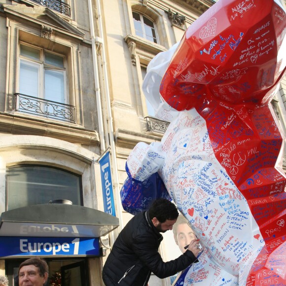 Exclusif - Cyril Hanouna signe la sculpture Kong de l'artiste contemporain Richard Orlinski, le jeudi 17 décembre 2015, près des locaux d'Europe 1 à Paris, en signe de mobilisation après les attentats survenus le 13 novembre. © Céline Bonnarde