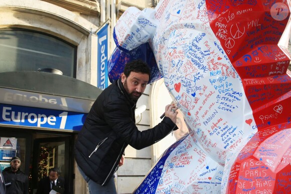 Exclusif - Cyril Hanouna signe la sculpture Kong de l'artiste contemporain Richard Orlinski, le jeudi 17 décembre 2015, près des locaux d'Europe 1 à Paris, en signe de mobilisation après les attentats survenus le 13 novembre. © Céline Bonnarde