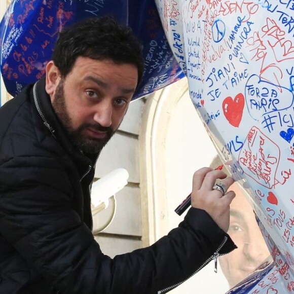 Exclusif - Cyril Hanouna signe la sculpture Kong de l'artiste contemporain Richard Orlinski, le jeudi 17 décembre 2015, près des locaux d'Europe 1 à Paris, en signe de mobilisation après les attentats survenus le 13 novembre. © Céline Bonnarde