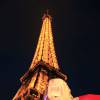 Exclusif - La sculpture Kong de l'artiste contemporain Richard Orlinski a fait le tour de Paris, le jeudi 17 décembre 2015, pour être signée par des personnalités et des passants, en signe de mobilisation après les attentats survenus le 13 novembre à Paris. © Céline Bonnarde