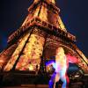 Exclusif - La sculpture Kong de l'artiste contemporain Richard Orlinski a fait le tour de Paris, le jeudi 17 décembre 2015, pour être signée par des personnalités et des passants, en signe de mobilisation après les attentats survenus le 13 novembre à Paris. © Céline Bonnarde
