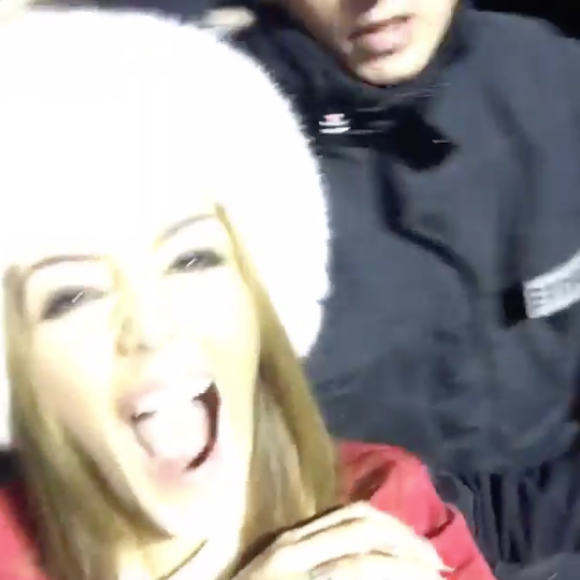 Nabilla devant la foule en délire qui l'attend à Lausanne, en Suisse, le samedi 19/12/15