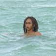 Exclusif - Jaden Smith, 17 ans, profite d'un après midi avec sa petite amie sur la plage de Miami. Le 6 décembre 2015.