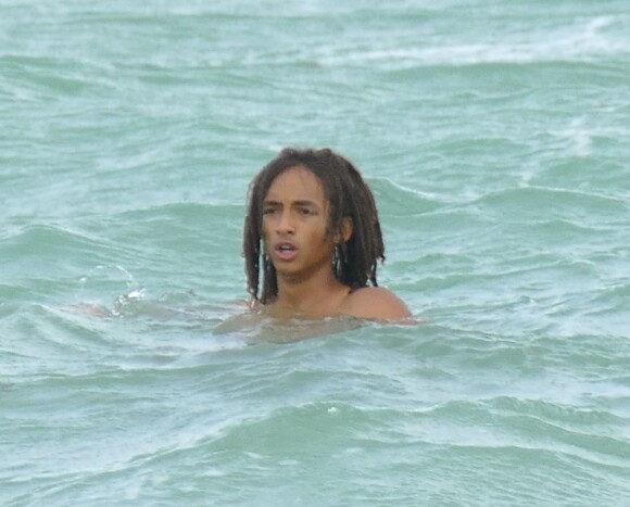 Exclusif - Jaden Smith, 17 ans, profite d'un après midi avec sa petite amie sur la plage de Miami. Le 6 décembre 2015.