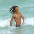 Exclusif - Jaden Smith, 17 ans, profite d'un après midi avec sa petite amie sur la plage de Miami. Le 6 décembre 2015.
