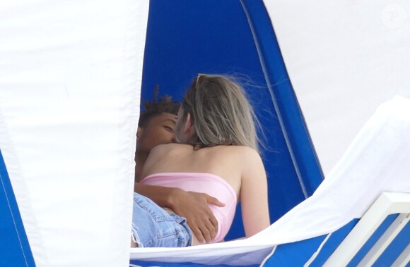 Exclusif - Jaden Smith et sa petite amie Sarah Snyder passent l'après midi en amoureux à la plage à Miami le 6 décembre 2015.