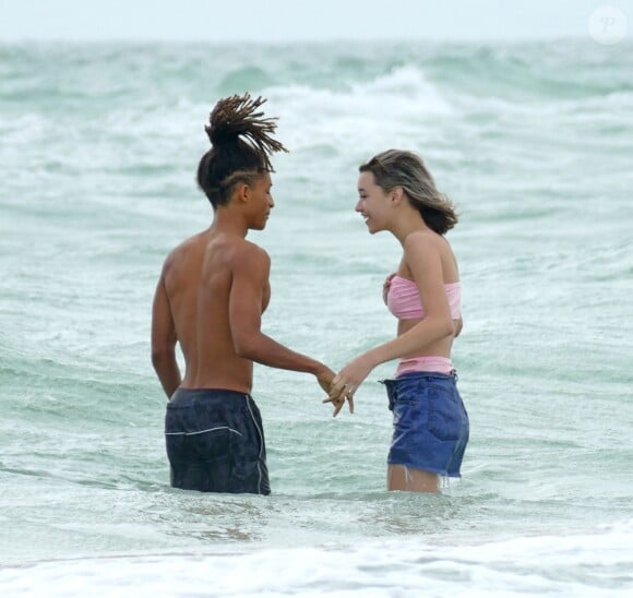 Exclusif - Jaden Smith et Sarah Snyder passent l'après midi en amoureux à la plage à Miami le 6 décembre 2015.
