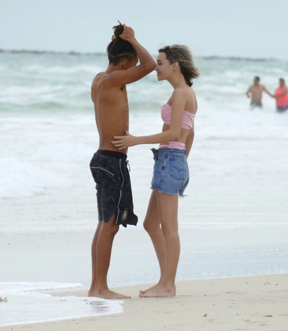 Exclusif - Jaden Smith et sa petite amie Sarah Snyder profitent d'un après midi en tête-à-tête sur la plage de Miami le 6 décembre 2015.