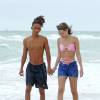 Exclusif - Jaden Smith et sa petite amie Sarah Snyder, main dans la main sur la plage de Miami le 6 décembre 2015.