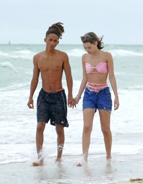 Exclusif - Jaden Smith et sa petite amie Sarah Snyder, main dans la main sur la plage de Miami le 6 décembre 2015.
