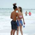 Exclusif - Jaden Smith et sa petite amie Sarah Snyder s'embrassent sur la plage à Miami le 6 décembre 2015.