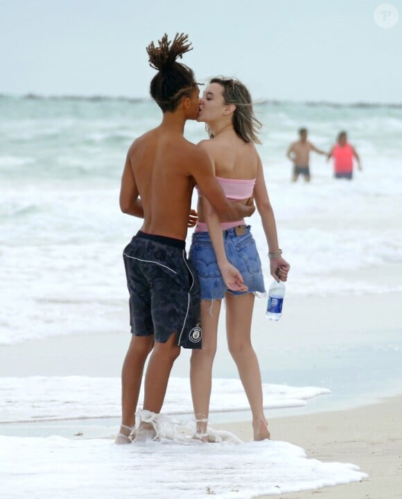 Exclusif - Jaden Smith et sa petite amie Sarah Snyder s'embrassent sur la plage à Miami le 6 décembre 2015.