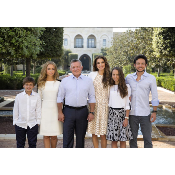 Rania et Abdullah II de Jordanie avec leurs enfants le prince Hashem, la princesse Iman, la princesse Salma et le prince héritier Hussein, posant tous ensemble devant le palais royal à Amman pour les voeux du Nouvel An 2016.