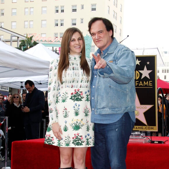 Quentin Tarantino et sa compagne Courtney Hoffman - Quentin Tarantino reçoit son étoile sur le Walk of Fame à Hollywood le 21 décembre 2015.