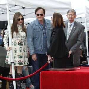 Quentin Tarantino et sa compagne Courtney Hoffman - Quentin Tarantino reçoit son étoile sur le Walk of Fame à Hollywood le 21 décembre 2015