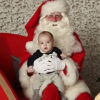 Le prince Nicolas de Suède rencontrant le père Noël, en décembre 2015. Photo par le studio Boggio, partagée sur Facebook par la princesse Madeleine.