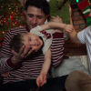 Matt Dallas et son mari Blue Hamilton présentent leur fils adoptif Crow / Image extraite d'une vidéo de Matt Dallas et Blue Hamilton postée sur Youtube, le 22 décembre 2015.