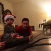 Matt Dallas, son mari Blue Hamilton et leur fils adoptif Crow / Image extraite d'une vidéo de Matt Dallas et Blue Hamilton postée sur Youtube, le 22 décembre 2015.
