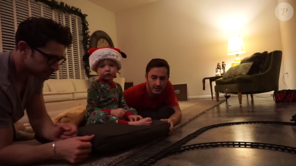 Matt Dallas, son mari Blue Hamilton et leur fils adoptif Crow / Image extraite d'une vidéo de Matt Dallas et Blue Hamilton postée sur Youtube, le 22 décembre 2015.