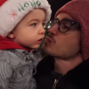 Matt Dallas et Crow, le fils qu'il a adopté avec son mari Blue Hamilton / Image extraite d'une vidéo de Matt Dallas et Blue Hamilton postée sur Youtube, le 22 décembre 2015.