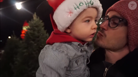 Matt Dallas et Crow, le fils qu'il a adopté avec son mari Blue Hamilton / Image extraite d'une vidéo de Matt Dallas et Blue Hamilton postée sur Youtube, le 22 décembre 2015.