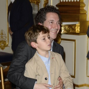 Guillaume Gallienne et son fils Tado à Paris, le 15 octobre 2013.