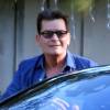 Exclusif - Charlie Sheen arrive chez son père Martin pour Thanksgiving à Malibu le 26 novembre 2015