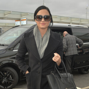 Demi Lovato sort d'un immeuble de bureaux et se rend à l'aéroport à Londres, le 9 novembre 2015.