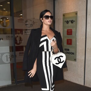 Demi Lovato (sac Chanel en forme de coeur) se rend sur le plateau du studio de la radio 1 pour le lancement de son nouvel album à Londres le 9 novembre 2015.