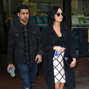 Demi Lovato et son compagnon Wilmer Valderrama main dans la main à New York le 26 octobre 2015.