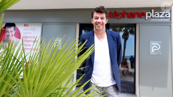 Exclusif - Stéphane Plaza pose devant sa nouvelle agence immobilière à Six Fours, le 1er août 2015.
