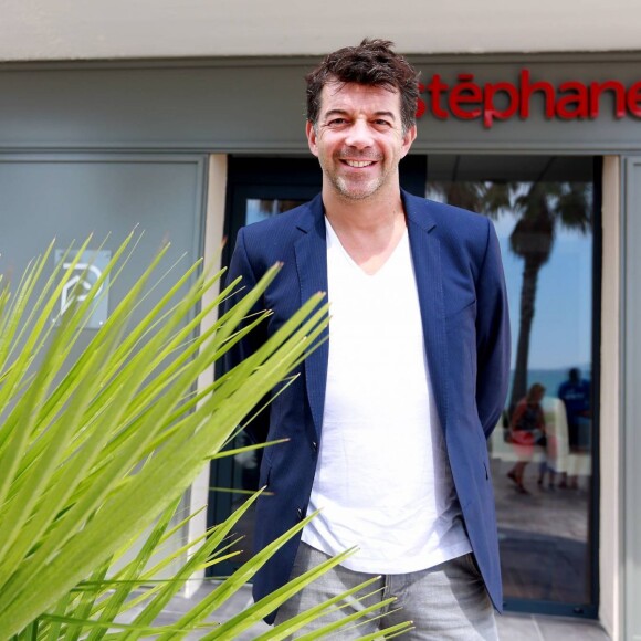 Exclusif - Stéphane Plaza pose devant sa nouvelle agence immobilière à Six Fours, le 1er août 2015.