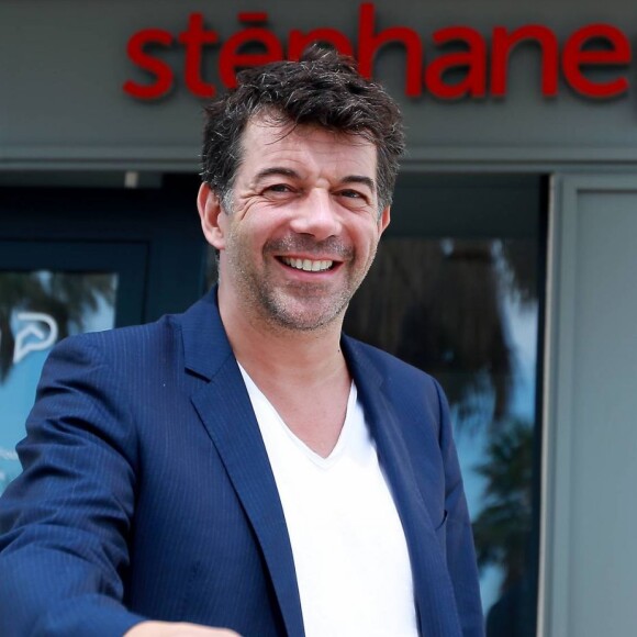 Exclusif - Stéphane Plaza pose devant sa nouvelle agence immobilière à Six Fours, le 1er août 2015.