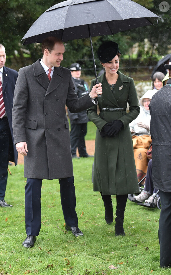 Le prince William et Kate Middleton, duc et duchesse de Cambridge, sur le chemin de l'église St Mary Magdalene le 25 décembre 2015 à Sandringham, à l'occasion de la messe de Noël.