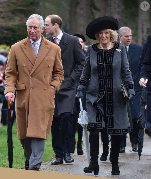 Le prince Charles et Camilla Parker-Bowles (en arrière-plan, le prince William et le prince Andrew) sur le chemin de l'église St Mary Magdalene le 25 décembre 2015 à Sandringham, à l'occasion de la messe de Noël.