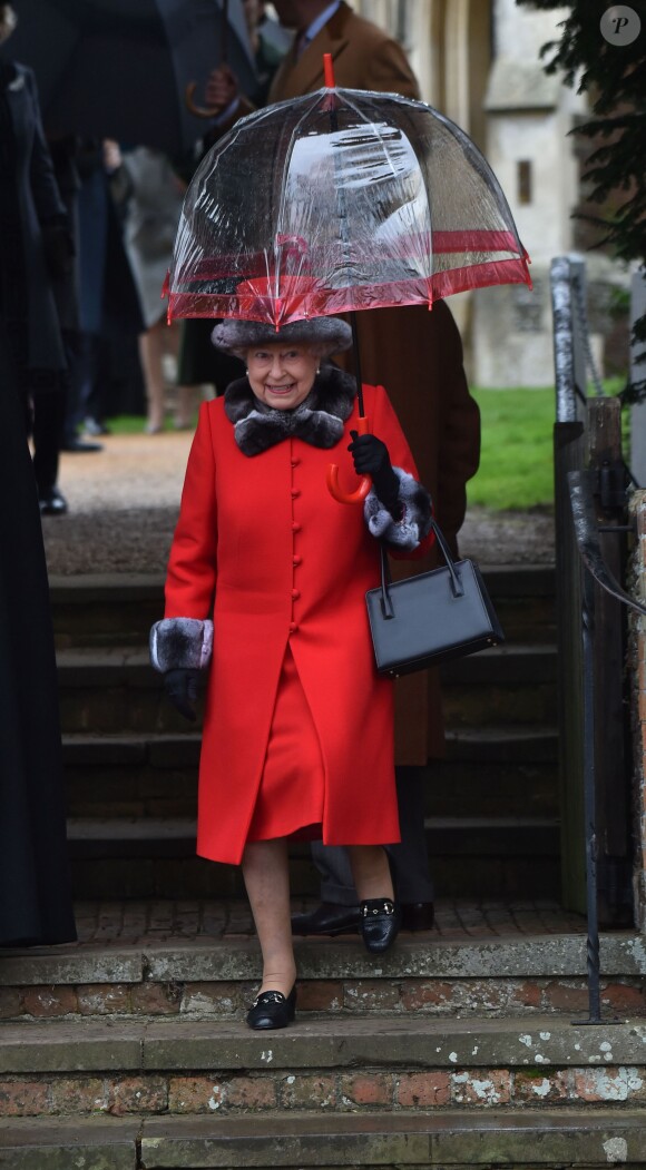 La reine Elizabeth II sur le chemin de l'église St Mary Magdalene le 25 décembre 2015 à Sandringham, à l'occasion de la messe de Noël.
