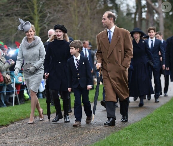 La comtesse Sophie de Wessex et le prince Edward avec leurs enfants Lady Louise et James vicomte Severn sur le chemin de l'église St Mary Magdalene le 25 décembre 2015 à Sandringham, à l'occasion de la messe de Noël.