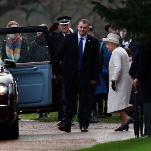 La reine Elizabeth II après la messe dominicale en l'église St. Mary Magdalene à Sandringham le 28 décembre 2015