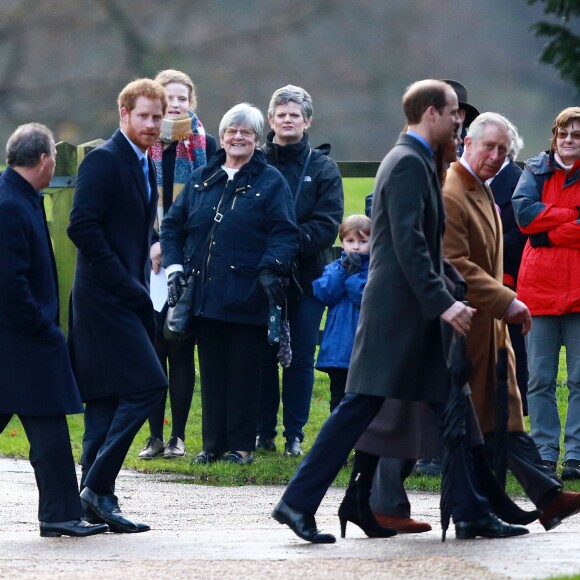 Lord Linley, le prince Harry, le prince William et Kate Middleton, le prince Charles, après la messe dominicale en l'église St. Mary Magdalene à Sandringham le 28 décembre 2015