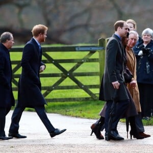 Lord Linley, le prince Harry, le prince William et Kate Middleton, le prince Charles, après la messe dominicale en l'église St. Mary Magdalene à Sandringham le 28 décembre 2015