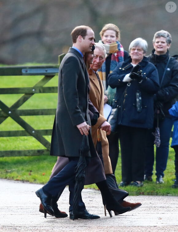 Lord Linley, le prince Harry, le prince William et Kate Middleton, le prince Charles, après la messe dominicale en l'église St. Mary Magdalene à Sandringham le 28 décembre 2015