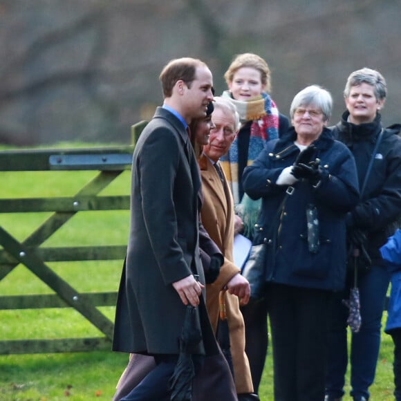 Lord Linley, le prince Harry, le prince William et Kate Middleton, le prince Charles, après la messe dominicale en l'église St. Mary Magdalene à Sandringham le 28 décembre 2015