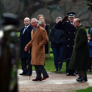 Le prince Charles, le prince Philip, après la messe dominicale en l'église St. Mary Magdalene à Sandringham le 28 décembre 2015