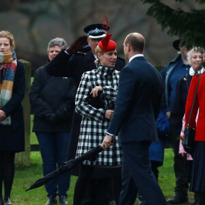 Zara Phillips et son mari Mike Tindall après la messe dominicale en l'église St. Mary Magdalene à Sandringham le 28 décembre 2015