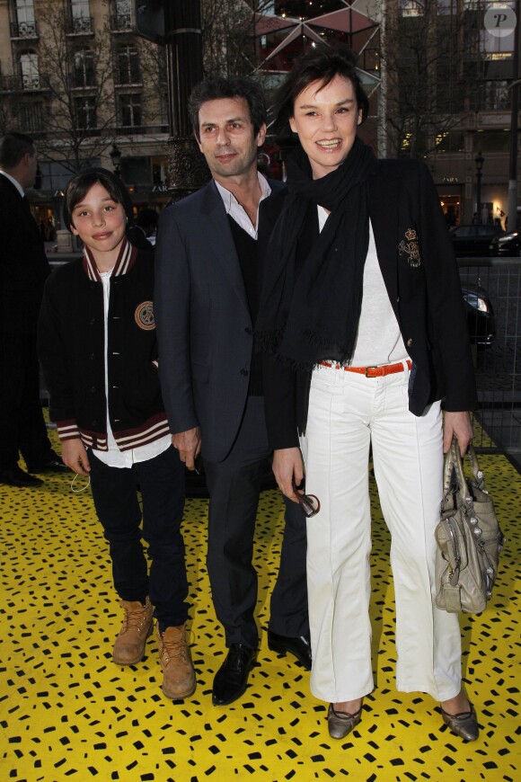 Claire Nebout, Frédéric Taddeï et leur fils - Avant-première du film "Sur la piste du Marsupilami", à Paris le 26 mars 2012.