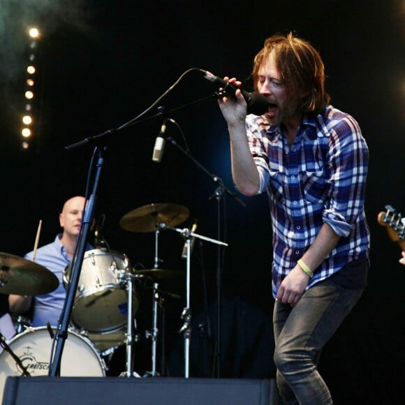 Thom Yorke, leader du groupe Radiohead, sur scène en solo au festival de Glastonbury le 24 juin 2011.